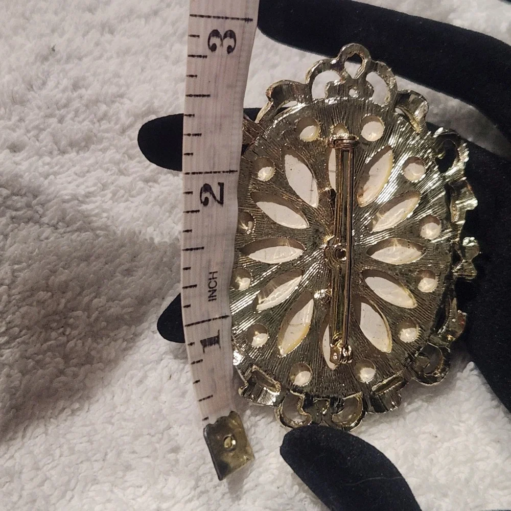 Vintage Fragonard Style Courting Couple Oval Brooch Gold Tone Filigree‎ Frame